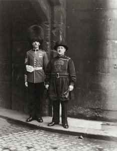 Gammelt og moderne ved Tower of London, 1900-tallet av Unbekannt