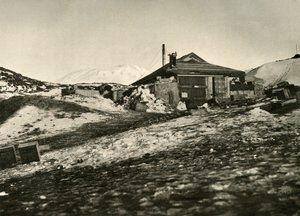 En annen utsikt over hytta om sommeren, c1908, 1909 av Unbekannt