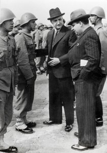 Antonio de Oliveira Salazar (1888-1970), diktator i Portugal fra 1932 til 1968, inspiserer troppene under et besøk på Azorene, 5. april 1941 (s/hv-bilde) av Unbekannt
