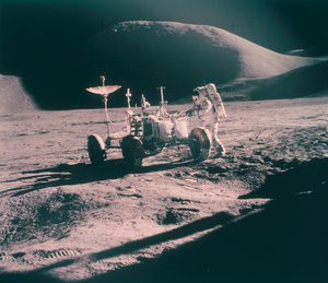 Apollo 15-astronaut James Irwin med Lunar Rover, august 1971 av Unbekannt