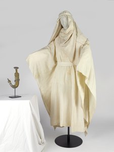 Arabiske kapper og en hodeplagg, kjent som en keffiyah, tilhørende TE Lawrence (silke) av Unbekannt