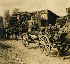 Artilleri som passerer gjennom Beauzée, Nord-Frankrike, c1914-c1918 av Unbekannt