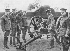 Artillerirekrutter med mekanismen til en 18-punds forklart for dem, 1915 av Unbekannt