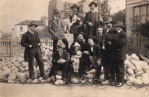 Kunstnere foran La Ruche, Montparnasse, 1914. av Unbekannt