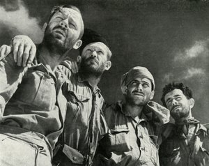 Da tyskerne kastet seg mot Alamein, gikk disse fire mennene inn i de britiske linjene, c1942-1943, 1945 av Unbekannt