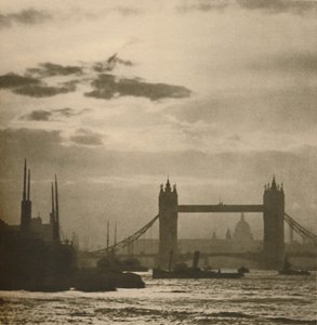 Som skipene ser London fra bassenget, c1935. av Unbekannt