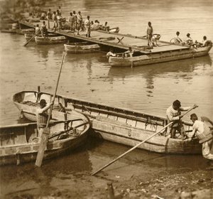 Montering av en pongtongbro, c1914-c1918 av Unbekannt