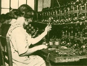 Montering av de nye automatiske telefonene klare for distribusjon til abonnenter, c1930. av Unbekannt