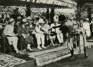 I Suva, Fiji. Presenterer en Tabua-tann av spermhvalen ...1927, 1937. av Unbekannt
