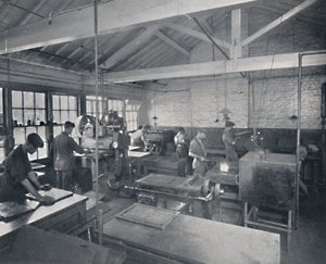 På jobb i støperiet. Lage voksformer av sidene, 1917 av Unbekannt