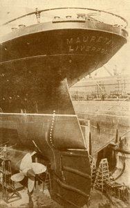 At Work on the Stern of the Mauretania, i Dry Dock, c1930. av Unbekannt