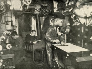På bunnen av havet. I garderoben til en ubåt, 1919. av Unbekannt