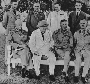 Ved fronten i Egypt: Mr. Churchill i Kairo med medlemmer av Midtøstens krigsråd, 1942 av Unbekannt
