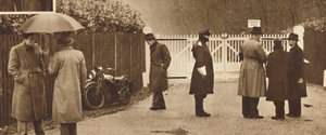 At the Gates, Fort Belvedere, 1936 1937 av Unbekannt