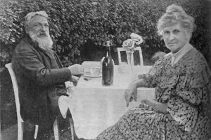 Auguste Rodin - Rodin og hans kone i hagen deres i Meudon, c1925 av Unbekannt