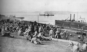 Østerrikske fanger tatt av serbere som hviler midt på dagen ved bredden av Donau, 1915. av Unbekannt