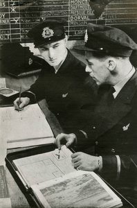 BOAC-navigasjonsoffiserer som utarbeider en flyplan, andre verdenskrig, c1939-c1944 1946. av Unbekannt