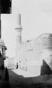 Backstreet og gamle moskeen, Bagdad, Irak, 1917-1919 av Unbekannt