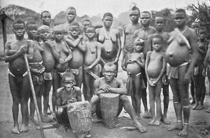 Bambute Pygmy-gruppe med to walesiske kvinner, 1902 av Unbekannt
