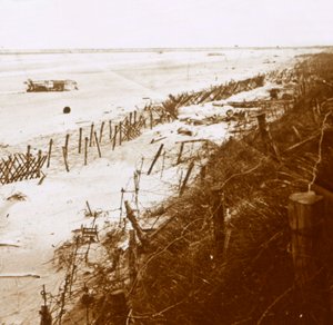 Piggtrådbarrierer på stranden, Nieuwpoort-Bad, Flandern, Belgia, c1914-c1918 av Unbekannt