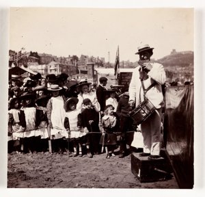 Strandunderholder, ca 1905 av Unbekannt