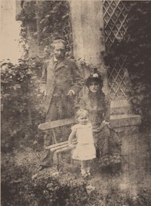 Berthe Morisot, ektemannen Eugène Manet og deres datter, Julie, ca 1881 av Unbekannt