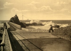 Biarritz - Ved Rocher de la Vierge ved store remps, c1930. av Unbekannt