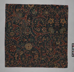 Blåslipt teppefragment med rullende blomsterranker, Iran, 1600-tallet. av Unbekannt