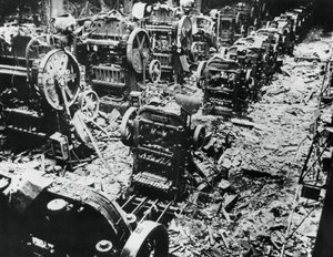 Bombeskader på en Renault-fabrikk, Sevres, Paris, 4. april 1943 av Unbekannt