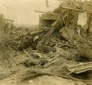 Utbombet bygning, lik av død soldat i forgrunnen, 1916 av Unbekannt