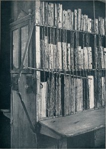Bokhylle, 1400-tallet, med noen senere utgaver, og katalogramme, 1600-tallet, c1931 av Unbekannt
