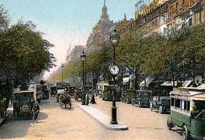 Boulevard des Italiens, Paris, med biler og motorbusser på gaten, c1900 av Unbekannt