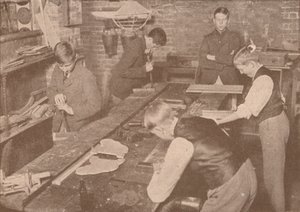 Boys of Harrow School lager skinner, krykker og andre artikler for sårede, c1916 1928 av Unbekannt