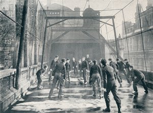 Gutter som spiller fotball på taket av St Pauls Cathedral Choir School, London, c1901 1901 av Unbekannt