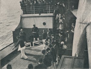 Bringing the Body on Deck, c1900, 1910 av Unbekannt