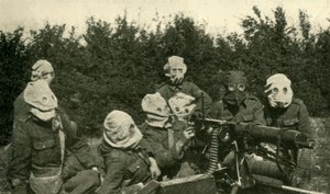 ...britisk maskingeværseksjon iført antigassmasker, første verdenskrig, 1914-1918, c1920. av Unbekannt