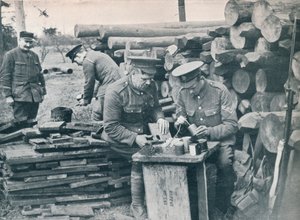 Britiske ingeniører med ekspedisjonsstyrken lager håndgranater av tobakksbokser, c1914 av Unbekannt