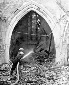 Britiske brannmenn som demper ned en bombet kirke, andre verdenskrig, juni 1940 av Unbekannt