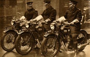 Britisk politi på BSA-motorsykler, 1931, 1933. av Unbekannt
