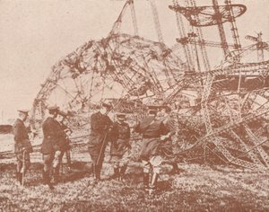 Britiske stabsoffiserer undersøker vraket av en Zeppelin som ble brakt ned i England, c1917 1919 av Unbekannt
