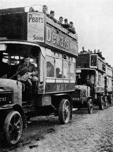 Britiske tropper ble flyttet til en ny del av linjen med motorbusser, 1915 av Unbekannt