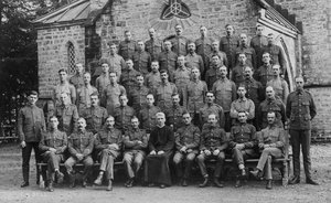 Britiske tropper utenfor garnisonkirken, Chakrata, 1917 av Unbekannt