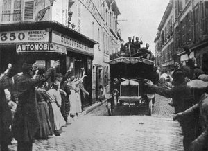 Britiske tropper mottar en velkomst når de ankommer med varebil til en fransk by, 1915 av Unbekannt