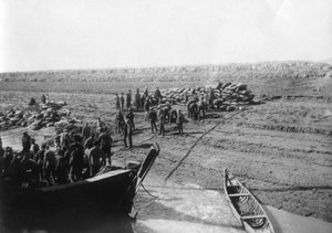 Britiske tropper laster av datoer ved bredden av elven Tigris, 1918 av Unbekannt