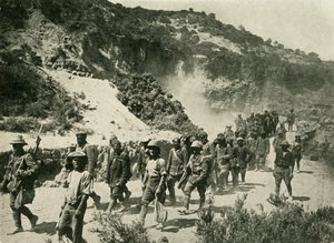 Britiske tropper med tyrkiske fanger, første verdenskrig, 1915, c1920. av Unbekannt