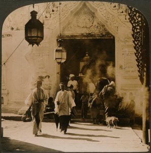 Burmesiske damer på vei til basaren, Mandalay, Burma, 1907 av Unbekannt