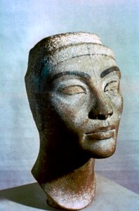 Byste av Nefertiti, Egypt, 1375 f.Kr av Unbekannt