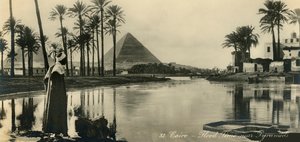 Kairo - Flomtid nær pyramidene, c1918-c1939. av Unbekannt