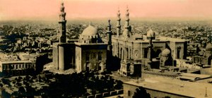 Kairo: Generell utsikt og Sultan Hassan-moskeen, c1918-c1939. av Unbekannt