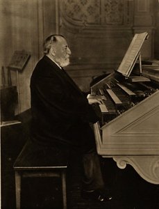 Camille Saint-Saëns 1835-1921 ved orgelet, 1913. av Unbekannt